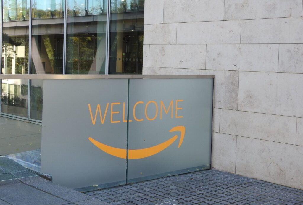 Amazon to cut 14,000 corporate jobs Amazon to cut 14,000 corporate jobs