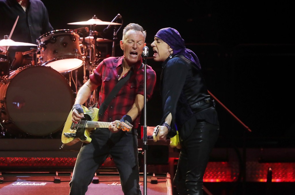 Bruce Springsteen Performs For Steven Van Zandt’s Fundraiser Bruce Springsteen Performs For Steven Van Zandt’s Fundraiser