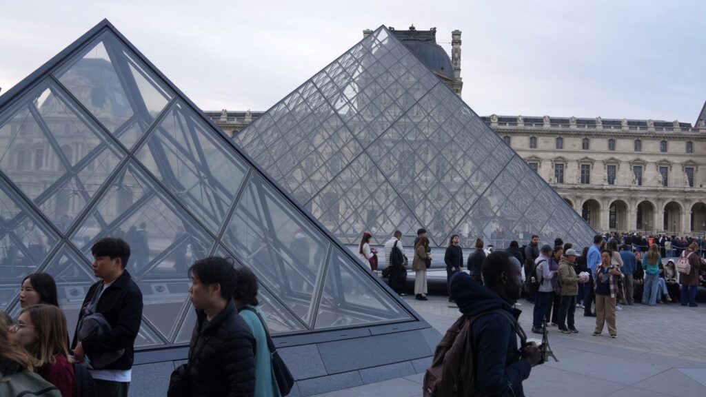Five new arrests in Louvre heist investigation – with one suspect ‘traced via DNA’ | World News Visitors queue to enter the Louvre museum three days after historic jewels were stolen on 19 October. Pic: AP