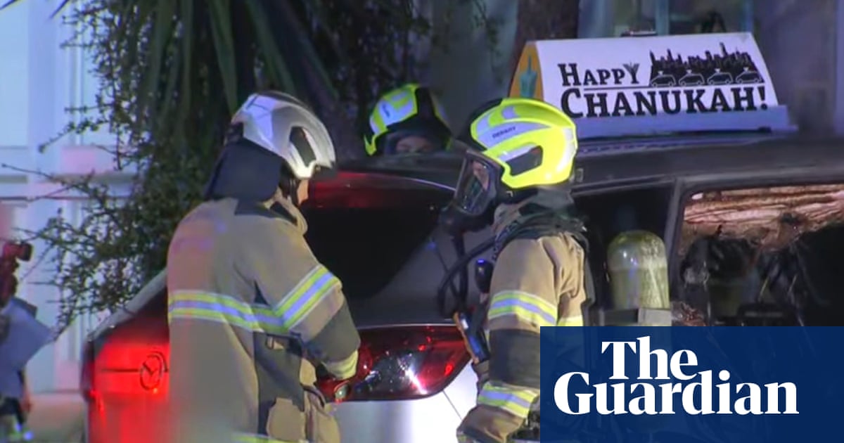 Man charged after allegedly firebombing rabbi’s car with Hanukah decorations in Melbourne driveway | Victoria
