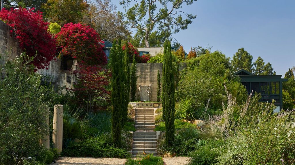 On a Storied Parcel in Silver Lake, Terremoto Studio Fashions a Bold New House Rises Within a Historic Garden