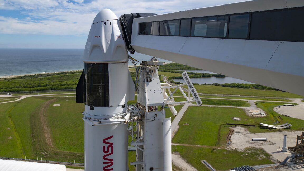 SpaceX takes down Dragon crew arm, giving Starship a leg up in Florida