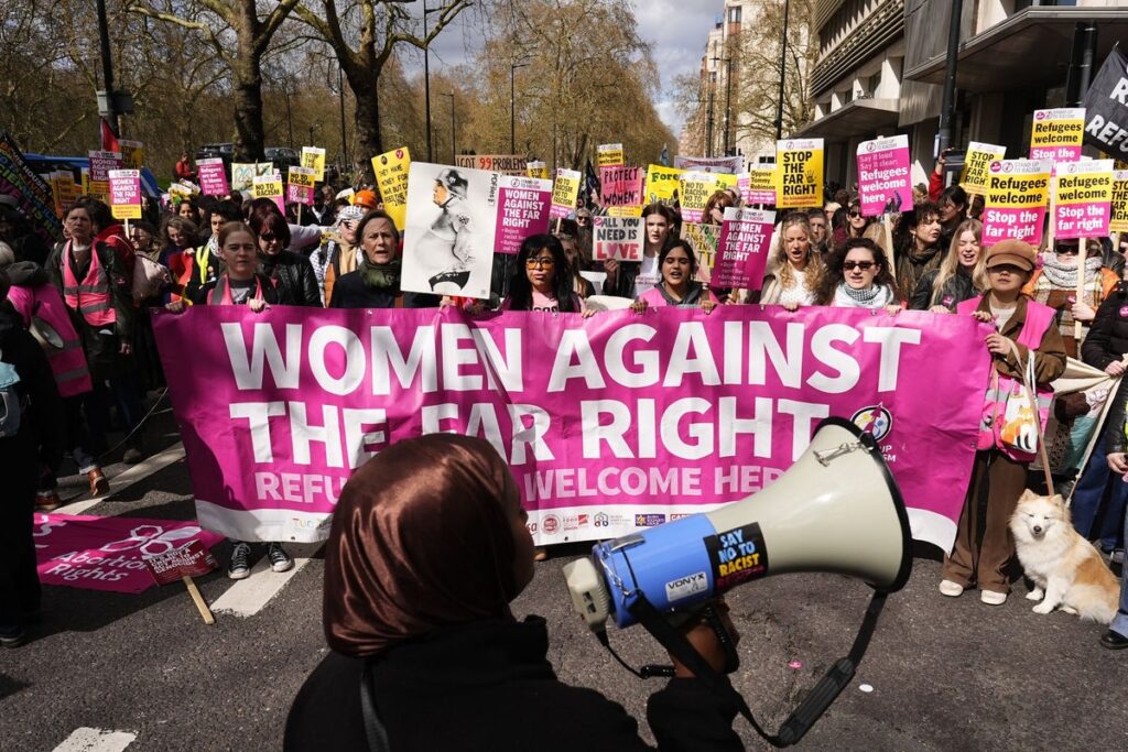 London anti-far right march – latest: Half a million people join protest as extremists ‘intimidated away’