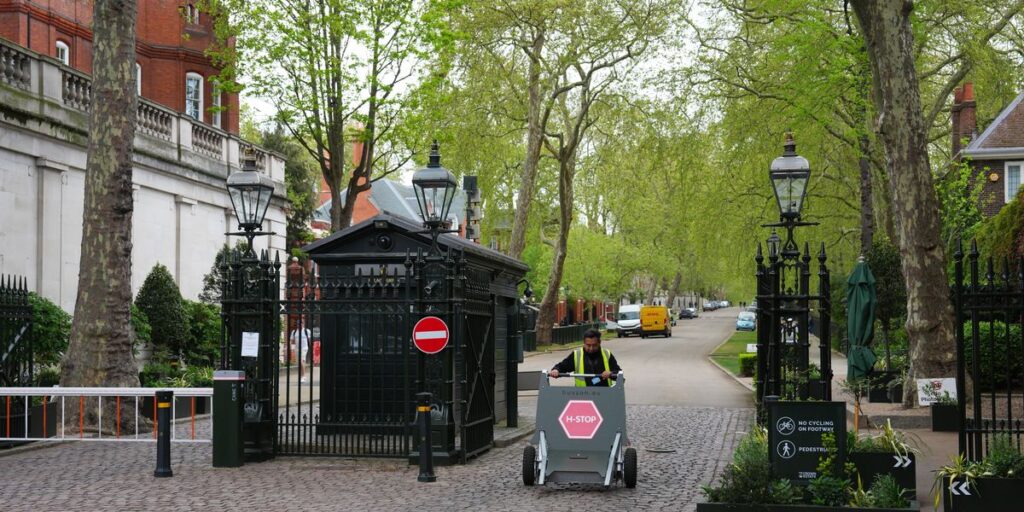 Kensington Palace staff continue working as major police operation unfolds