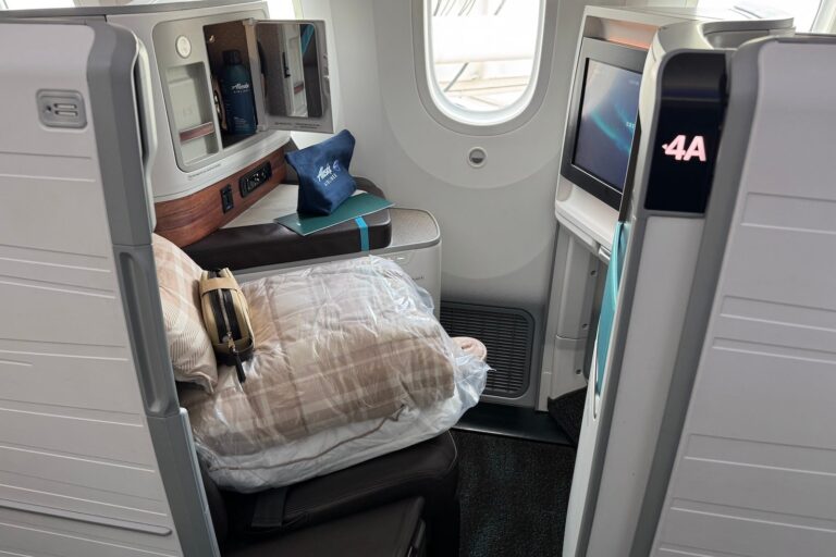 Alaska Airlines plots premium economy, luxe Seattle lounge