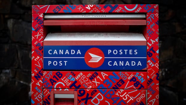 Feds greenlight $673M to keep Canada Post afloat this year