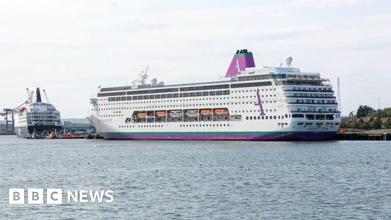 More than 1,000 passengers held on cruise after gastrointestinal illness outbreak