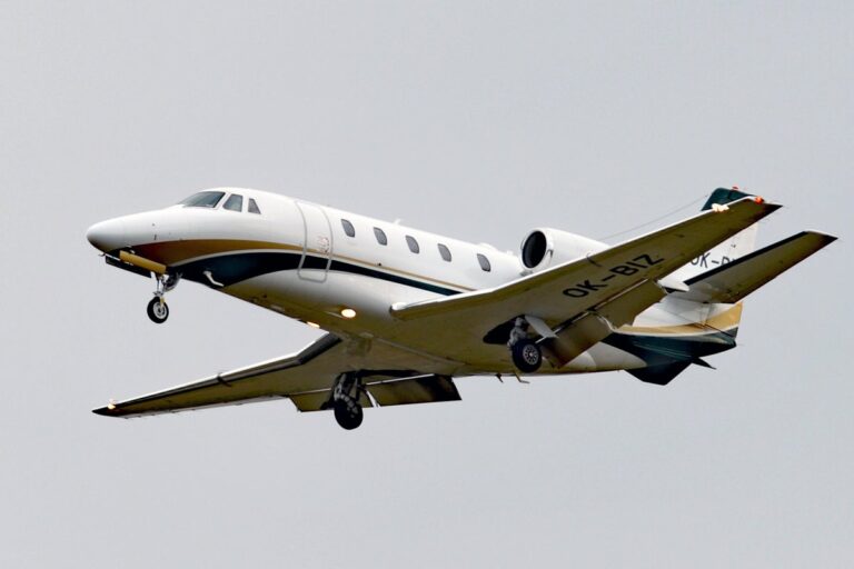 Private jet travel should be restricted amid fuel shortage fears, majority of Brits say