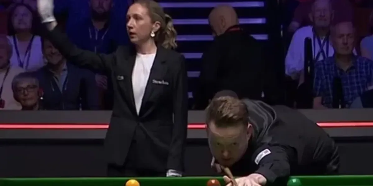 Snooker referee threatens to kick fans out of the Crucible in World Championship incident