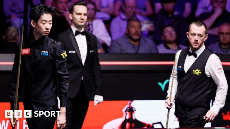 Wu Yize and Mark Allen assess a shot