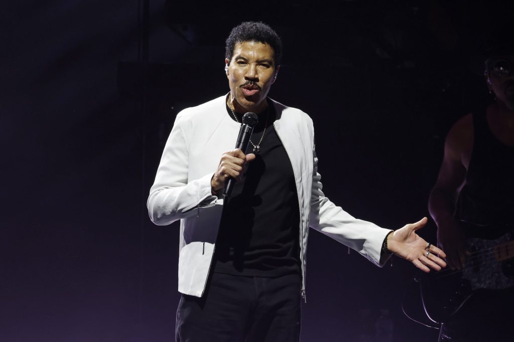Lionel Richie Cuts Short Tour Opener After ‘Dizzy’ Spell