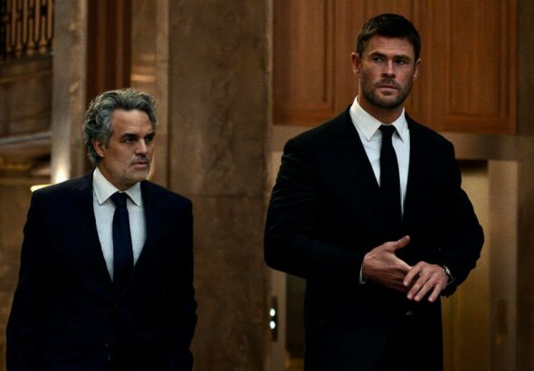 A still of Mark Ruffalo and Chris Hemsworth in Crime 101