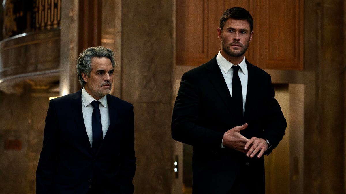 A still of Mark Ruffalo and Chris Hemsworth in Crime 101