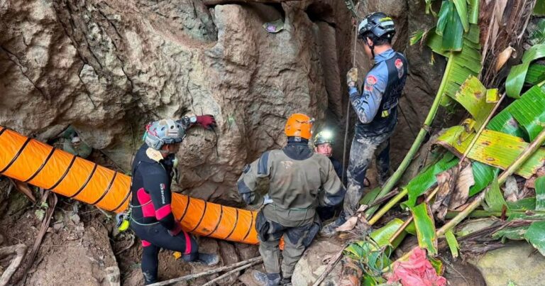 Rescuers race to save last two men trapped in Laos cave