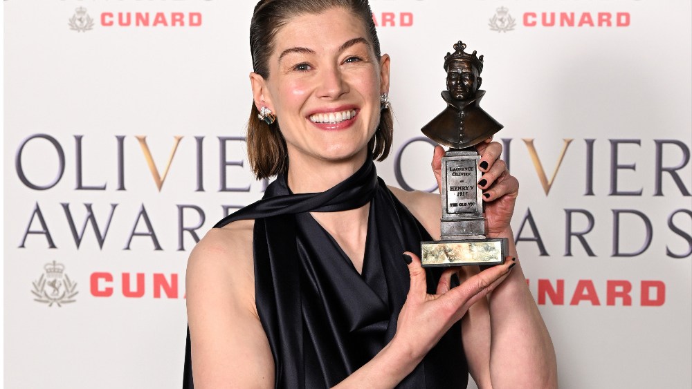 Rosamund Pike Calls Out Audience Member for Texting During Performance