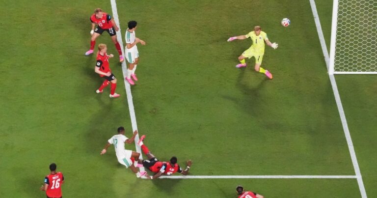 ¡Golazo! Rafik Belghali se quita a dos y la pone en el ángulo para el empate de Argelia