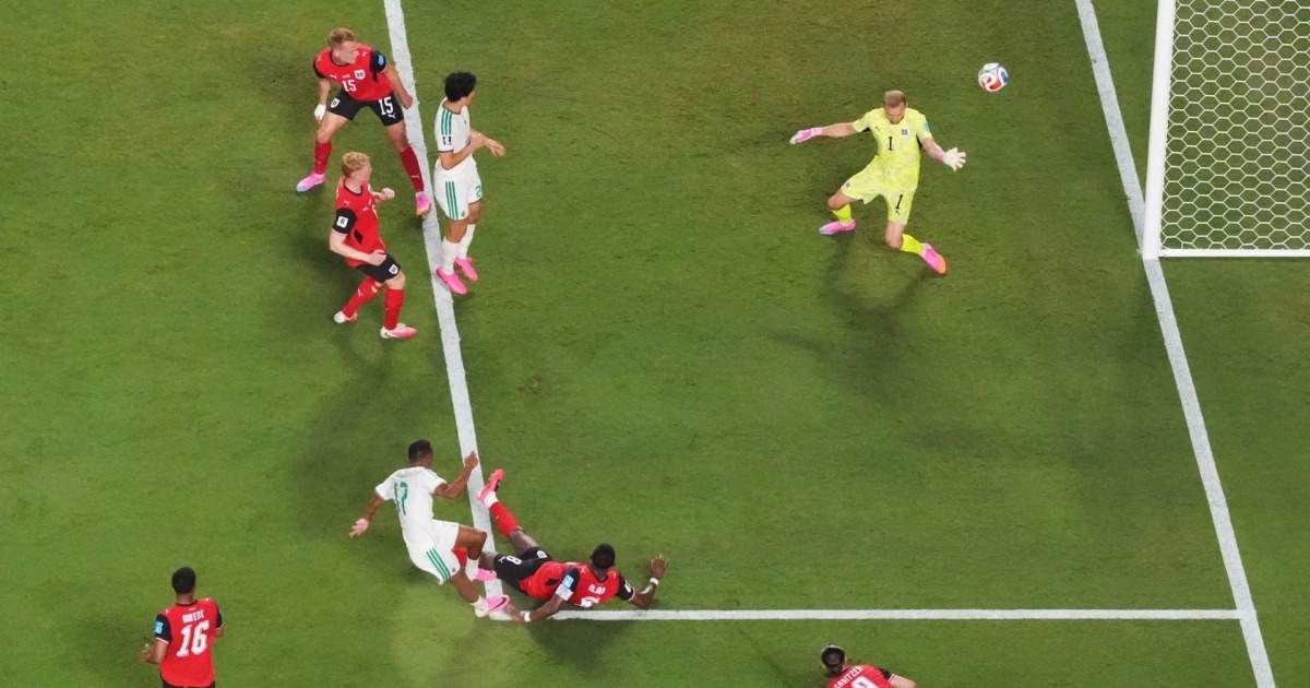 ¡Golazo! Rafik Belghali se quita a dos y la pone en el ángulo para el empate de Argelia