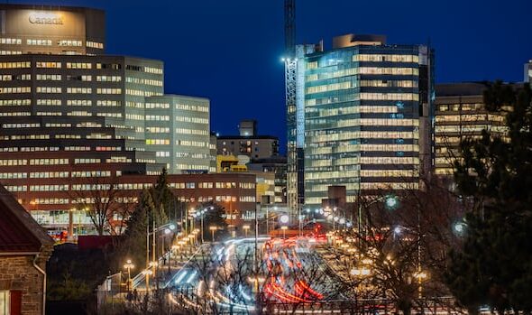 Federal workers return to the office 4 days a week. Will it be smooth sailing or 'another hot mess'?