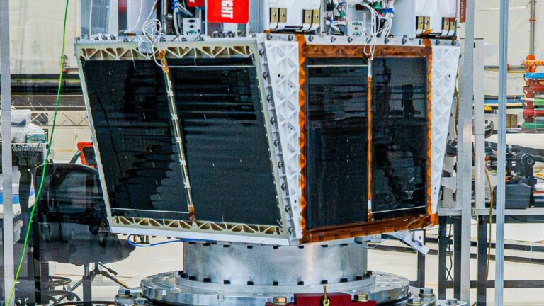 The Earendil-1 satellite with its mirrors.