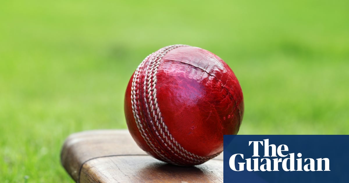 ‘It’s not cricket’: cheating row as ‘Clicky Ponting’ appears to dupe umpire