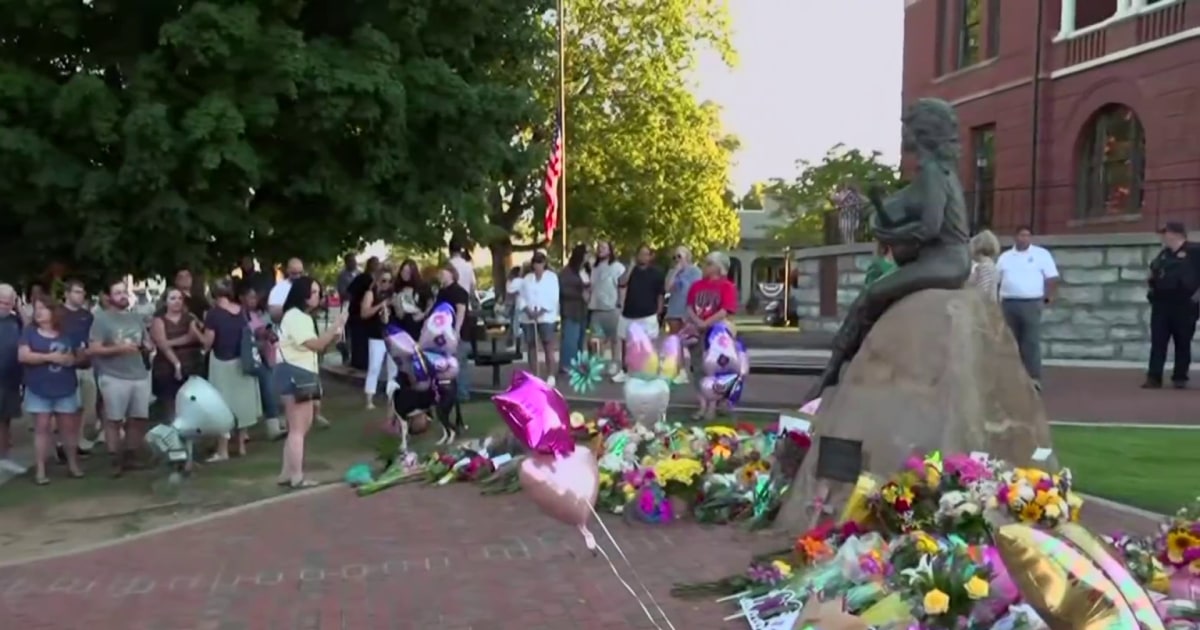 Fans gather at Dolly Parton's statue in her hometown 