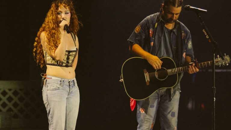 Noah Kahan, Chappell Roan Perform ‘California’ at Rose Bowl: Watch