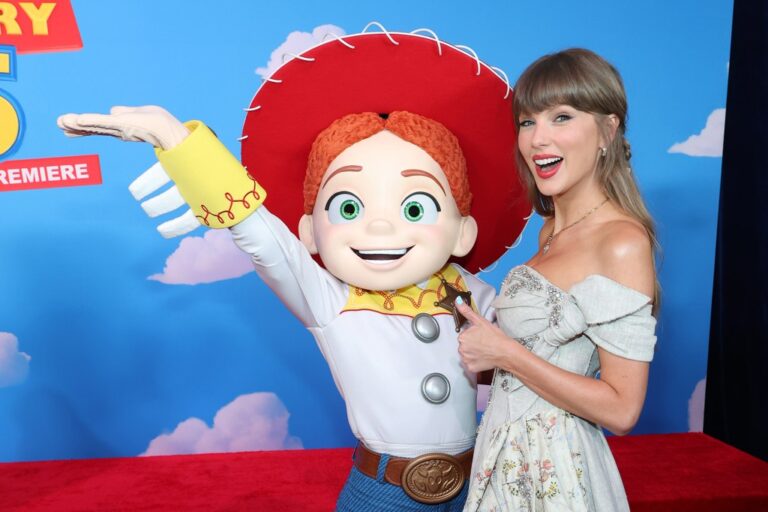 Taylor Swift's 'I Knew It, I Knew You' No. 1 on Adult Pop Airplay Chart