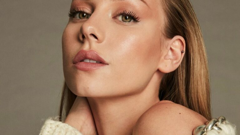 'Elite' Star Ester Expósito Circles Iberseries Forum Pic, 'Stink Eye'