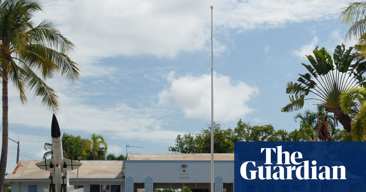 Intruder on the run after allegedly breaking into RAAF base in Darwin and assaulting defence force member