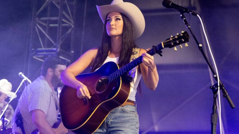 Kacey Musgraves Covers Dolly Parton’s '9 to 5' During MSG Show