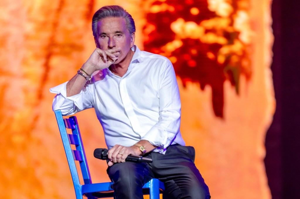 Ricardo Montaner Earns First Latin Airplay No. 1 'Para Que Seas Feliz'